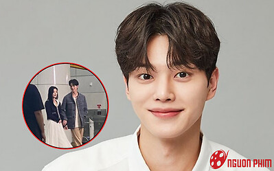 Lộ ảnh Song Kang nắm tay bạn gái tại sân bay, thái độ của đàng trai gây bão