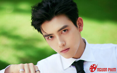 Lộ ảnh Trần Phi Vũ đi shopping cùng một người phụ nữ, thực hư ra sao?