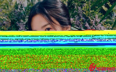 Lộ đoạn clip gian tình của Song Hye Kyo và tình trẻ, đàng trai chăm chú ngắm nghía đến không rời mắt