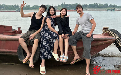 Loạt ảnh hậu trường đáng yêu trong phim Món Quà Của Cha khiến netizen thích thú