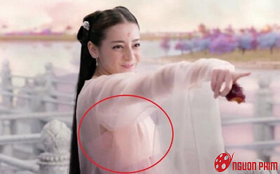 Loạt sạn ngớ ngẩn trong phim Trung: Địch Lệ Nhiệt Ba mặc áo rách vẫn diễn hăng say