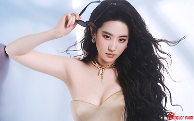 Lưu Diệc Phi diện váy trễ nải, khoe đôi 'gò bồng đảo' căng tràn