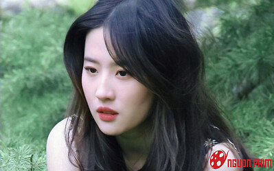 Lưu Diệc Phi lộ nhan sắc thật dưới ống kính người qua đường