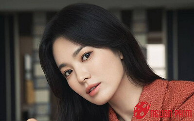 Mệt mỏi vì bị soi mói, Song Hye Kyo công khai ảnh hẹn hò, còn thoải mái để 'người ấy' ôm hôn