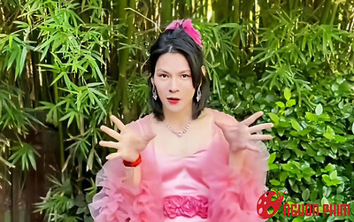 Nam diễn viên đã kém sắc còn bất tài, giờ mặc đồ nữ chỉ để nổi tiếng