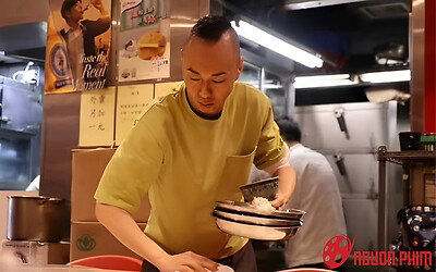 Nam diễn viên đình đám một thời bị bắt gặp đi bưng bê ở quán ăn