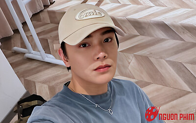 Nam diễn viên hàng đầu showbiz bị bao vây tấn công, chỉ biết ôm mặt cầu cứu