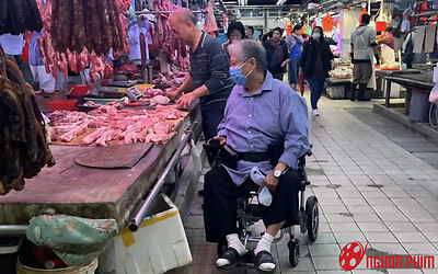 Nam diễn viên nổi tiếng một thời nay bị bắt gặp ngồi xe lăn đi chợ