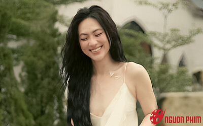 Nàng thơ của Trấn Thành diện váy xẻ sâu, khoe thân hình phồn thực vạn người mê