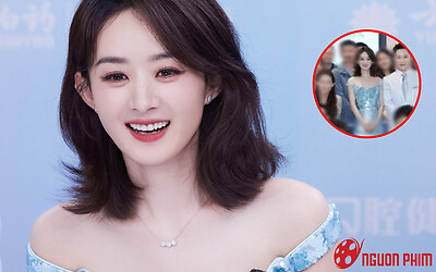 Nhan sắc nổi bần bật của Triệu Lệ Dĩnh khi đứng giữa đám đông, không hổ danh là nữ thần