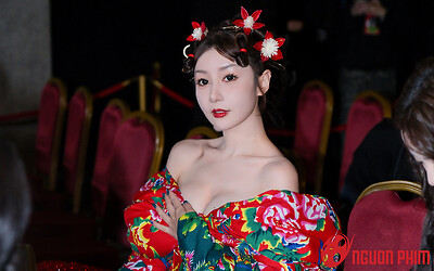 Nữ diễn viên chơi trội diện váy o ép vòng một