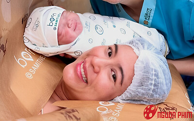 Nữ diễn viên đình đám thông báo hạ sinh Rồng con ở tuổi U50, được chồng trẻ quấn quýt không rời