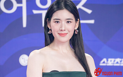 Nữ diễn viên gặp sự cố trang phục trên thảm đỏ Lễ trao giải Rồng Xanh