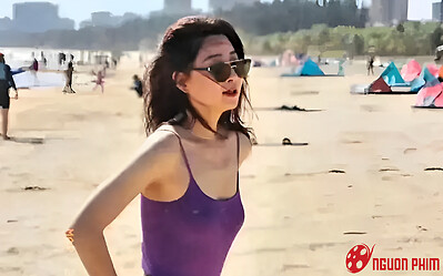 Nữ diễn viên nổi tiếng hiếm hoi ăn mặc trễ nải, khoe vóc dáng nóng bỏng ở tuổi 45