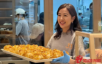 Nữ diễn viên nổi tiếng một thời bị bắt gặp đi bán bánh, diện mạo không son phấn gây sốc