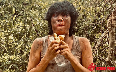 Nữ diễn viên nóng bỏng bị hành hạ khiến gương mặt biến dạng, cảnh ăn bánh mì khiến dân tình sốc nặng