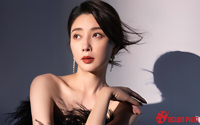 Nữ diễn viên tậu 2 chiếc xe sang 25 tỉ đồng nhờ làm một điều