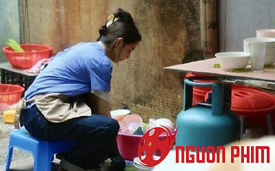 Nữ diễn viên xinh đẹp rửa bát thuê kiếm sống?