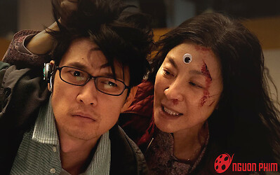 Quá khủng khiếp: Doanh thu Everything Everywhere All At Once tăng 560% sau khi thắng Oscar 2023