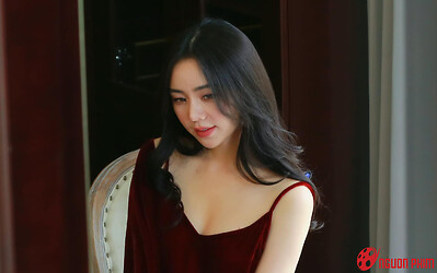 Quỳnh Kool khoe lưng trần gợi cảm bên trong cơ ngơi tiền tỷ