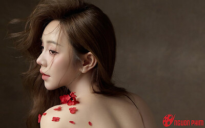 Quỳnh Kool khoe lưng trần gợi cảm, liền bị khán giả hỏi khó