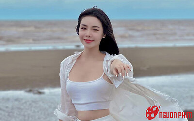 Quỳnh Kool khoe sắc vóc nóng bỏng với áo hai dây bó sát