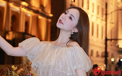 Quỳnh Kool khoe vòng eo con khiến khán giả 'nóng mắt'