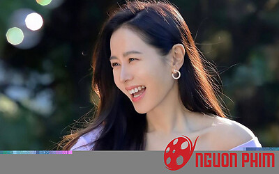 Son Ye Jin bất ngờ được khen mát tay khi nâng đỡ một cô bé 17 năm về trước