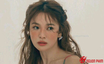 Song Hye Kyo bất ngờ lộ mặt mộc kém sắc bên một người đàn ông lạ
