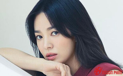 Song Hye Kyo công khai ôm ấp trai lạ, nửa kia cũng chẳng kém cạnh Song Joong Ki