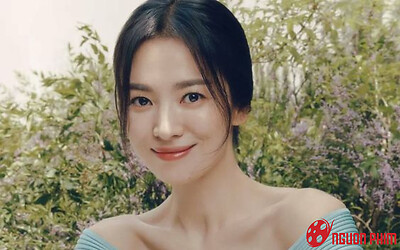 Song Hye Kyo công khai thân mật với nửa kia, còn để lộ luôn danh tính đối phương
