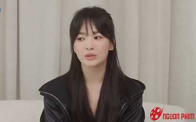 Song Hye Kyo đích thân thông báo có tin vui sau đồn đoán có bầu, nhưng vẫn nhất quyết che bụng?