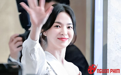 Song Hye Kyo gây xôn xao khi xuất hiện trong đám cưới