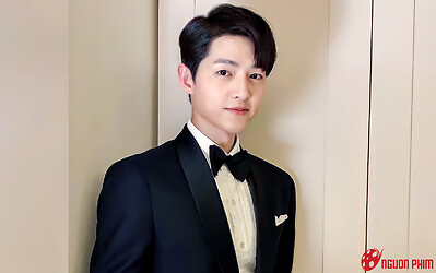 Song Joong Ki bị chỉ trích vì chụp chung với nghi phạm cưỡng bức nữ diễn viên Vườn Sao Băng