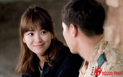 Song Joong Ki công khai bảo vệ vợ mới, nhìn sang Song Hye Kyo mà chạnh lòng