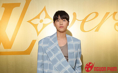 Song Joong Ki lúc yêu Song Hye Kyo thì giấu giếm, nhưng vợ mới lại công khai với bạn bè từ rất sớm