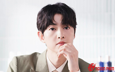 Song Joong Ki xuất hiện với 'visual' trẻ măng, để lộ một chi tiết có liên quan đến Song Hye Kyo