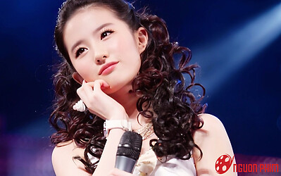 Tạo hình idol của Lưu Diệc Phi: Váy áo quê mùa không che nổi nhan sắc đỉnh cao