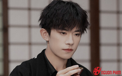 'Thái tử' Dịch Dương Thiên Tỉ xuất hiện với khuôn mặt già khụ, nhận không ra hậu ồn ào đi cửa sau