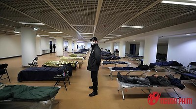 Thảm đỏ LHP Cannes thành nơi trú ẩn cho người vô gia cư