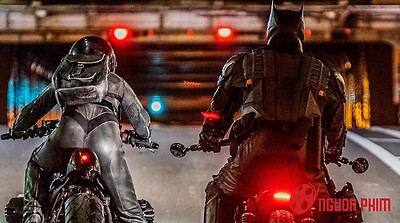 The Batman lộ cảnh hậu trường Batman và Catwoman đua xe cực ngầu