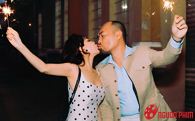 Thu Trang khoe hình thể nóng bỏng, công khai 'khóa môi' chồng yêu giữa phố