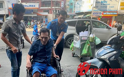 Thương Tín phải ngồi xe lăn vào viện vì chân biến dạng nghiêm trọng