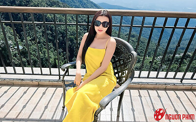 Thuý Diễm khoe lưng trần gợi cảm cạnh view triệu đô