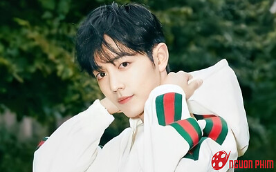 Tiêu Chiến khoe góc nghiêng cực phẩm, để lộ 1 chi tiết khiến hội chị em mê đắm