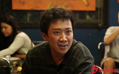 Trấn Thành thắng Đạo diễn xuất sắc với Nhà Bà Nữ, Hari Won xúc động thay mặt chồng lên nhận giải