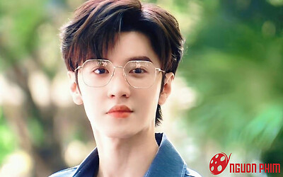 Trần Triết Viễn lạc lõng giữa sân bay, thực hư phía sau khiến dân tình xót xa