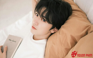 Trần Triết Viễn mặc áo 'lạ' ra sân bay, đụng hàng với nhân vật không ai ngờ