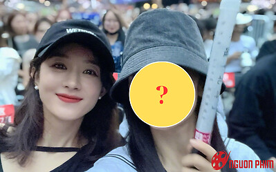 Triệu Lệ Dĩnh bị bắt gặp đi xem concert với một người nổi tiếng, siêu quyền lực