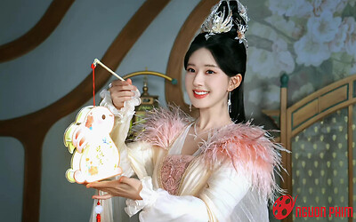 Triệu Lộ Tư và 'nữ thần thanh xuân' đụng tạo hình: Người đẹp như nữ thần, kẻ bị chê lố lăng